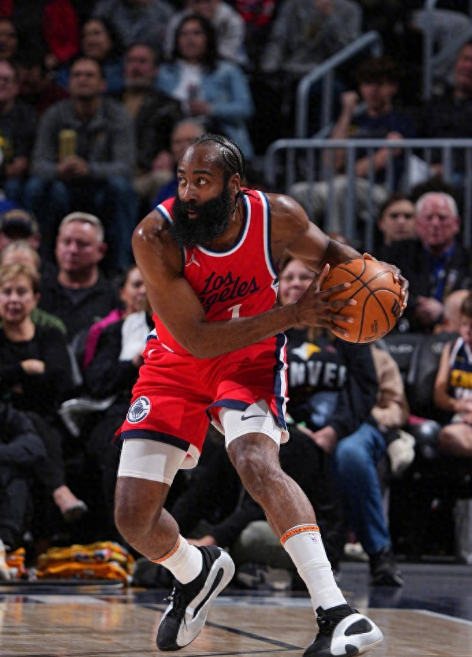 开云体育网页版登录夏洛特黄蜂迎NBA季后赛关键赛，窗口期远射贴柱，信心回归，球队文化再被提及的简单介绍